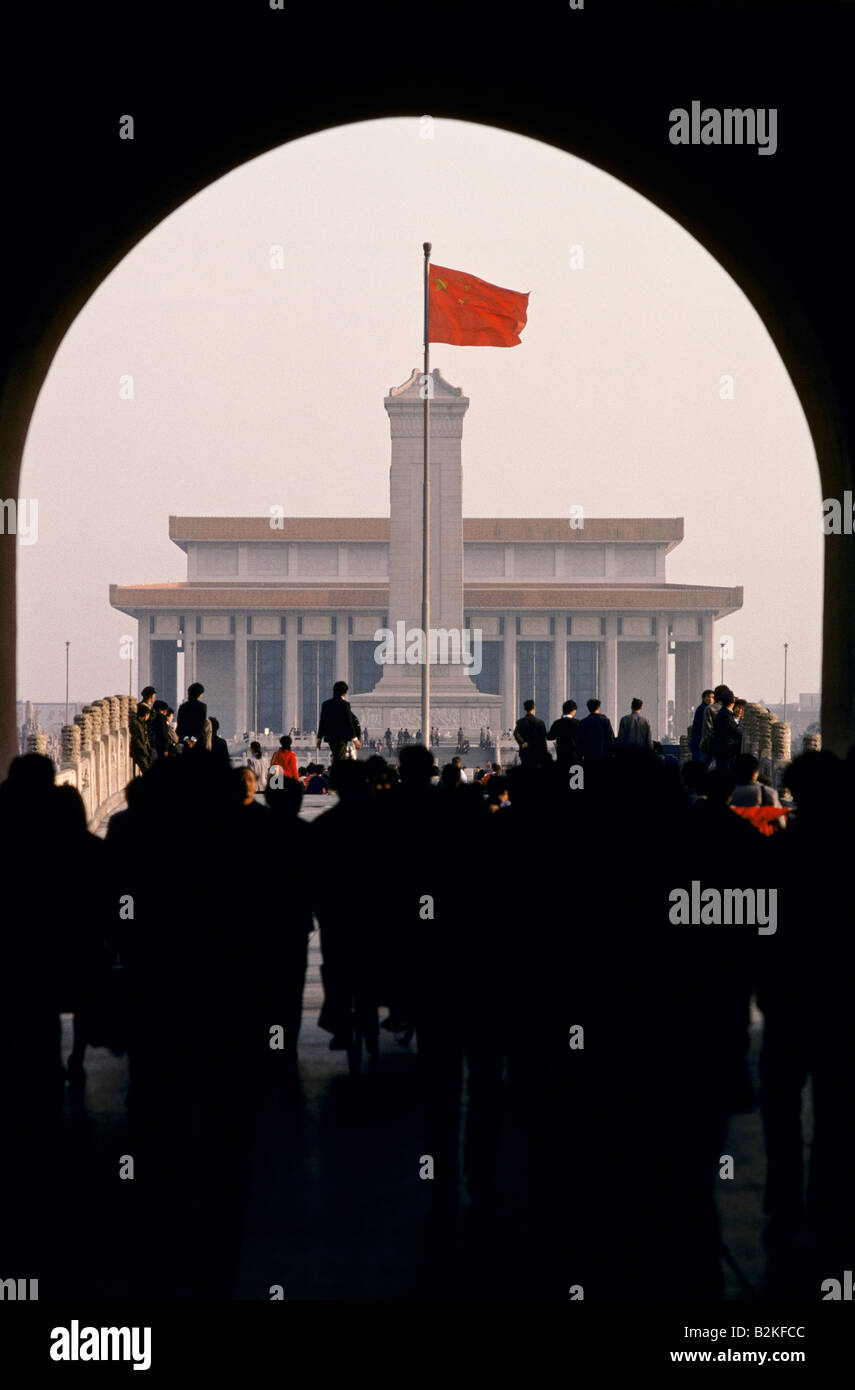 Monument aux héros du peuple avec le Mausolée de Mao derrière Banque D'Images