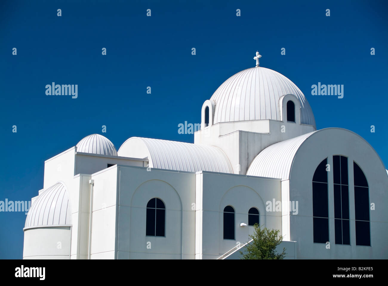 Une architecture inhabituelle pour une église avec les dômes et les arches Banque D'Images