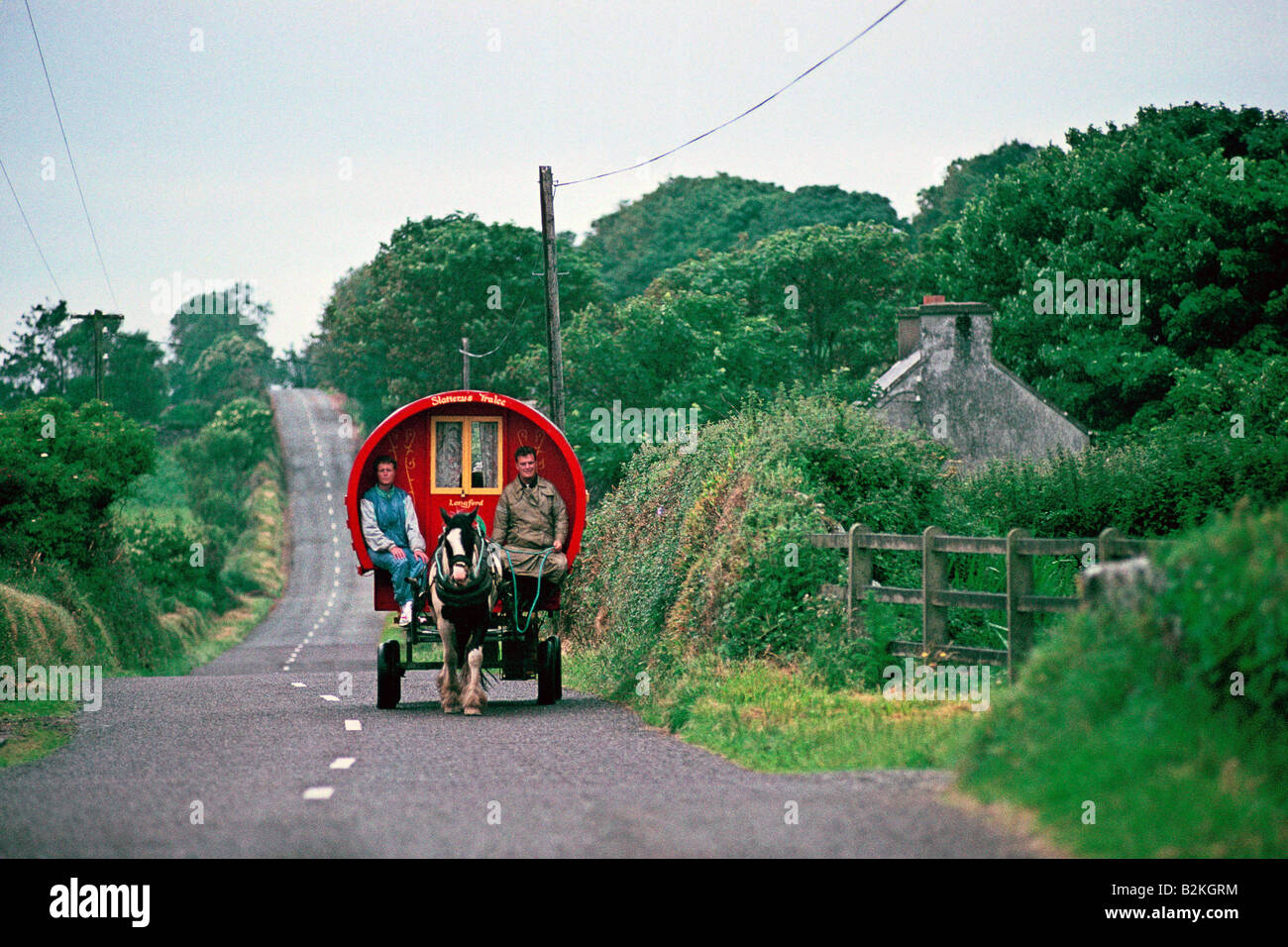 Du sud de l'IRLANDE, LA PÉNINSULE DE DINGLE KERRY POUCE CARAVAN ON COUNTRY ROAD 1991 Banque D'Images