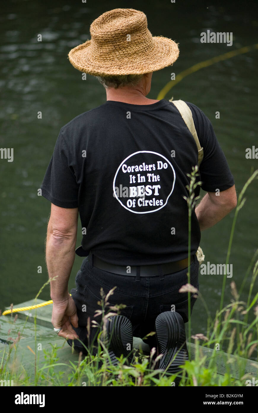 Un passionné par l'agenouillement coracle river. Banque D'Images