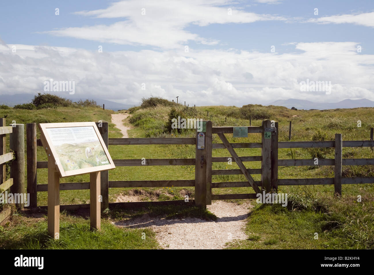 Newborough Warren National Nature Reserve information board et sentier par gate. Newborough Isle of Anglesey au nord du Pays de Galles UK Banque D'Images