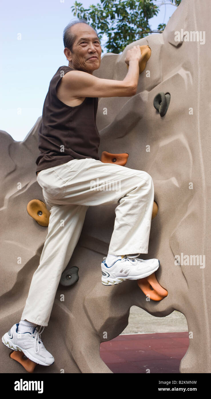 Portrait of a senior man sur un mur d'escalade Banque D'Images