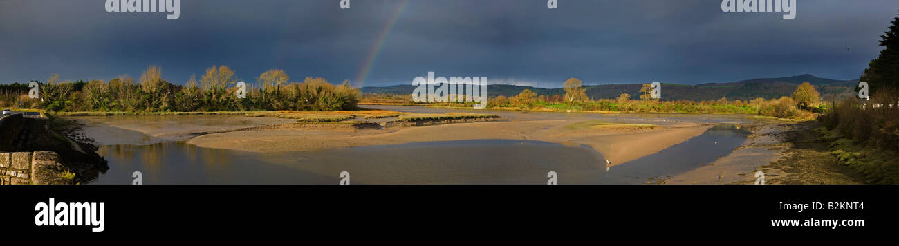 Les nuages orageux sombres et arc-en-ciel sur la réserve ornithologique à Barnawee, Dungarvan, comté de Waterford, Irlande Banque D'Images
