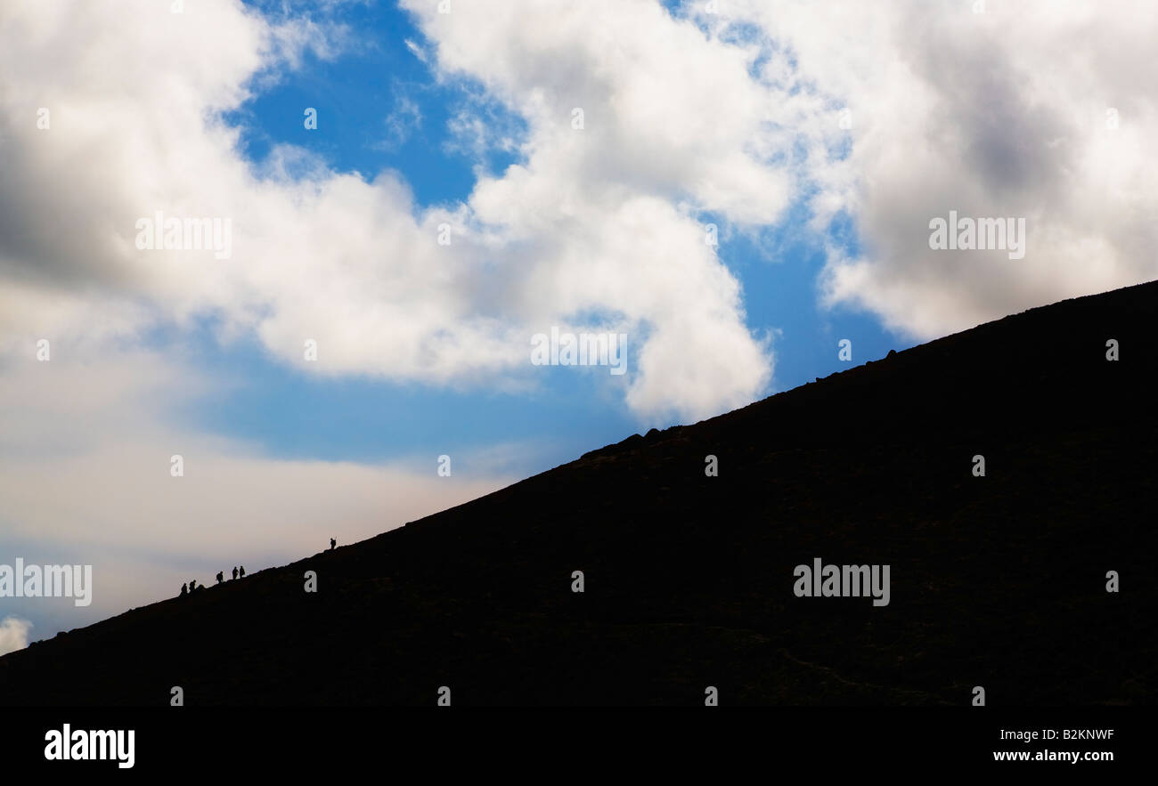 La silhouette du lointain les promeneurs sur les montagnes Comeragh, comté de Waterford, Irlande Banque D'Images
