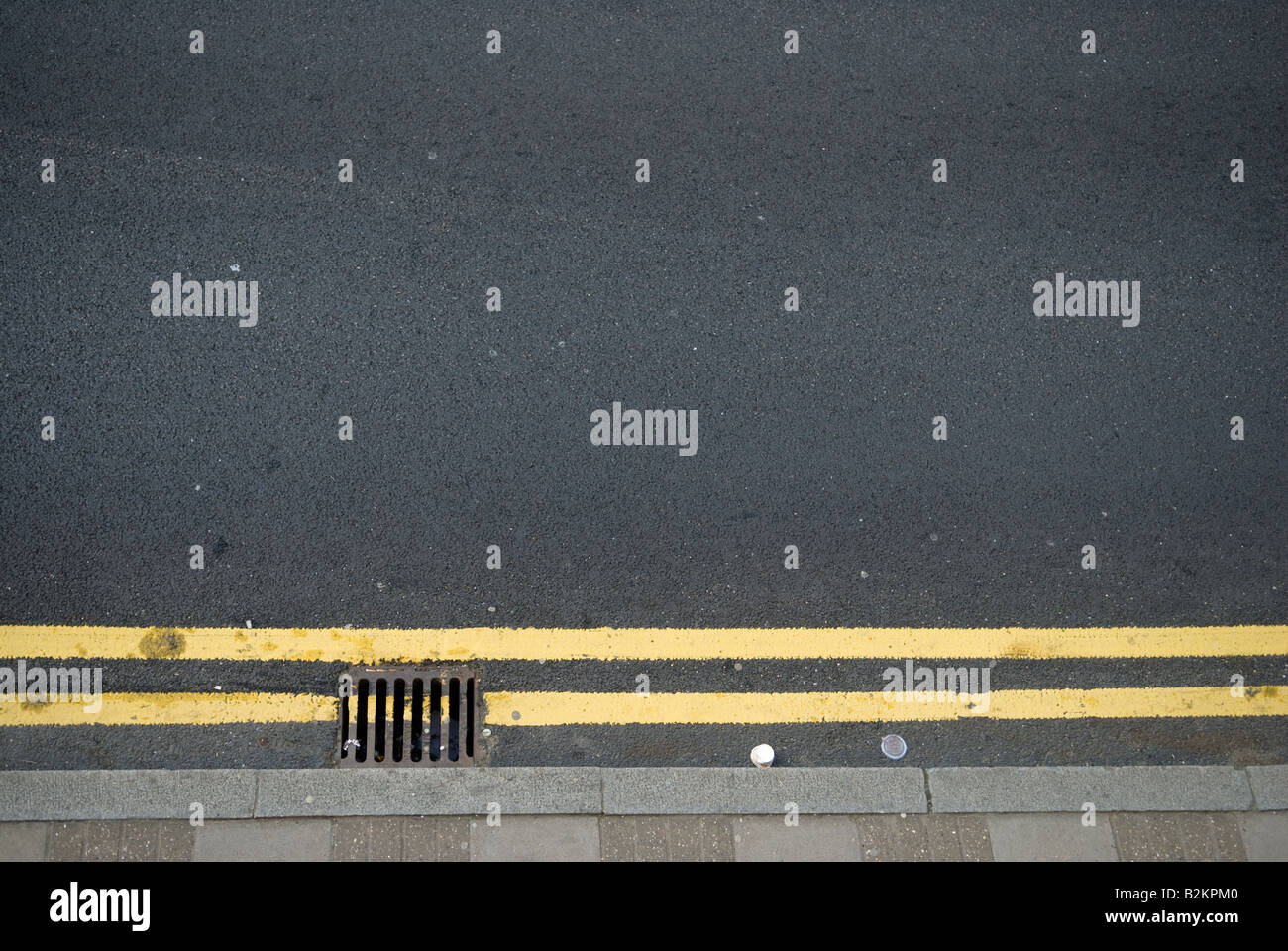 Trottoir et route avec double yellow lines Banque D'Images