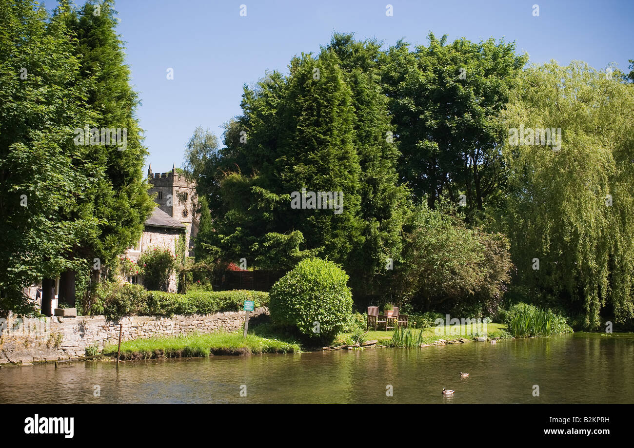 Le joli village d'Ashford dans l'eau, Derbyshire, Angleterre Banque D'Images