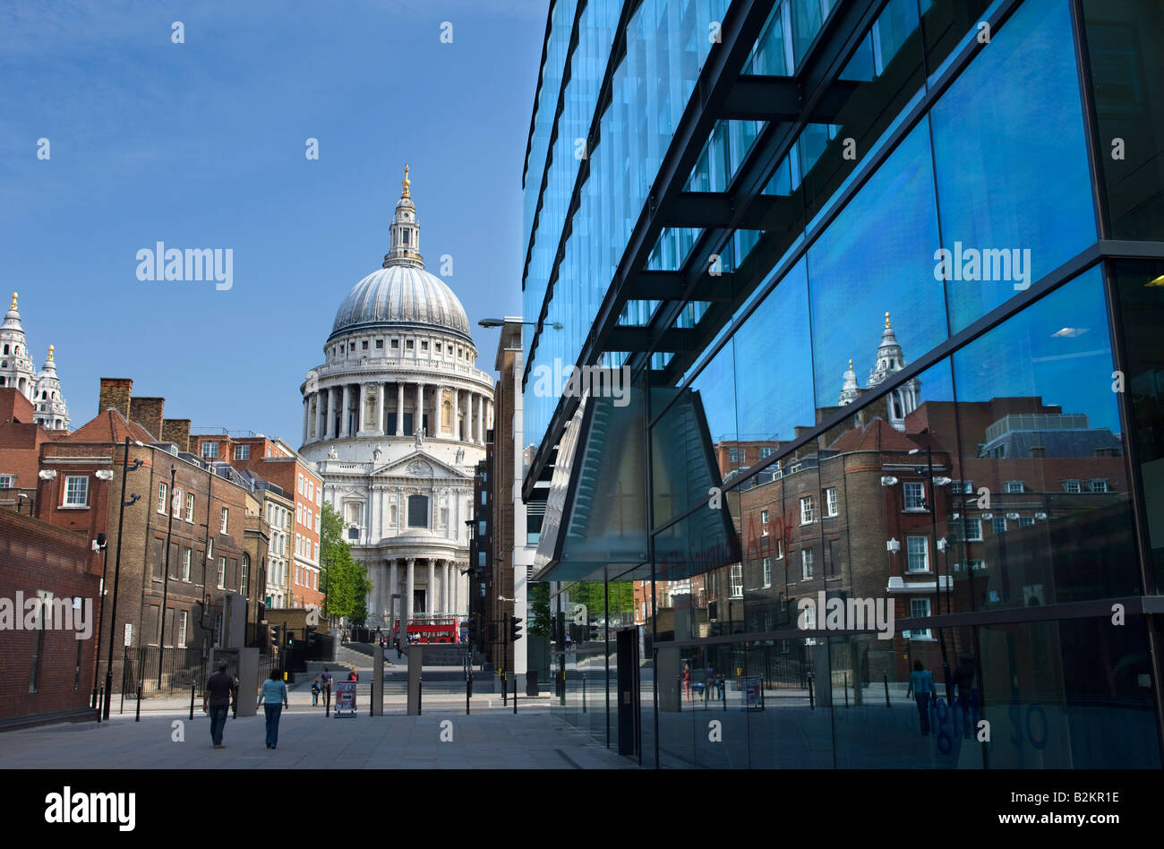 SAINT PAULS CATHEDRAL DOME REFLÈTE DANS ÉDIFICE DE L'ARMÉE DU SALUT GODLIMAN STREET VILLE DE LONDON ENGLAND UK Banque D'Images