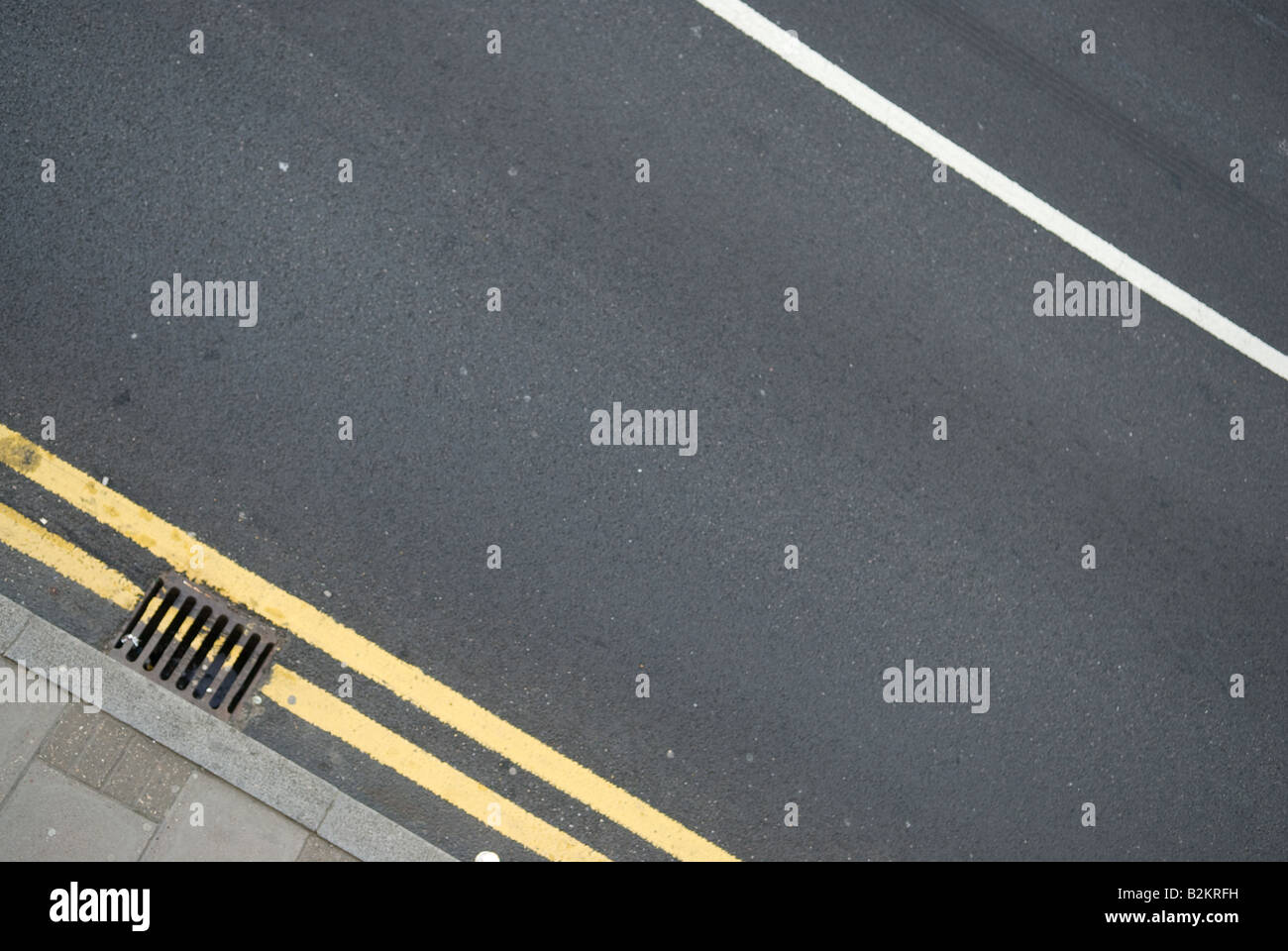 L'article de UK road avec double lignes jaunes Banque D'Images