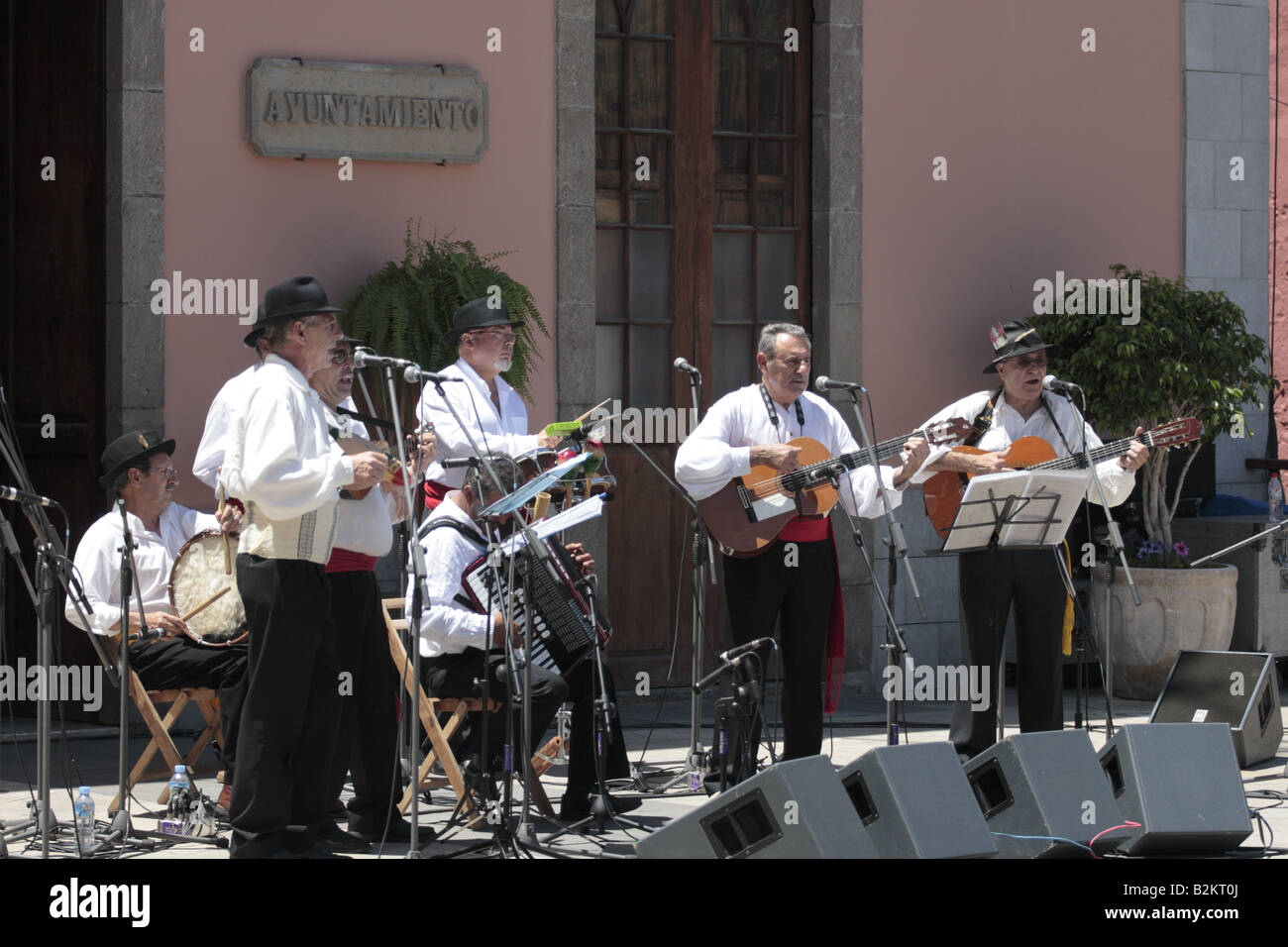 Un groupe folklorique sur les marches de la mairie Ayuntamiento lors d'une Foire des arts Feria de Artesania à Garachico, Tenerife Banque D'Images