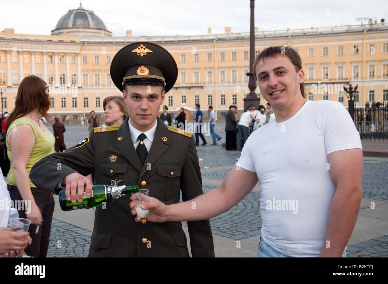 Versant policier verre de vin pétillant sur ploshchad Dvortsovaya sur l'une des nuits blanches à Saint-Pétersbourg en Russie Banque D'Images