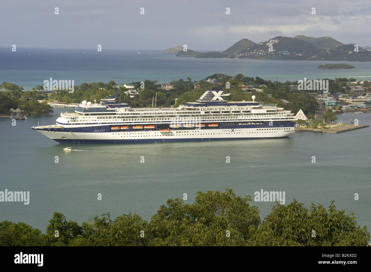 Bateau de croisière Celebrity dynastie en port sur l'île des Caraïbes de St Lucia Banque D'Images
