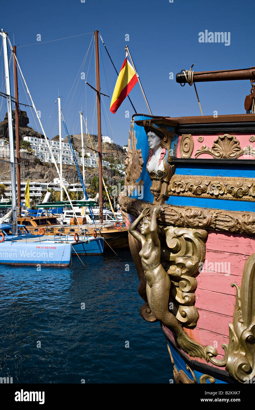 Stern avec mermail et décorations sculptées sur l'ancien voilier avec marina moderne Porto Rico Gran Canaria Espagne Banque D'Images