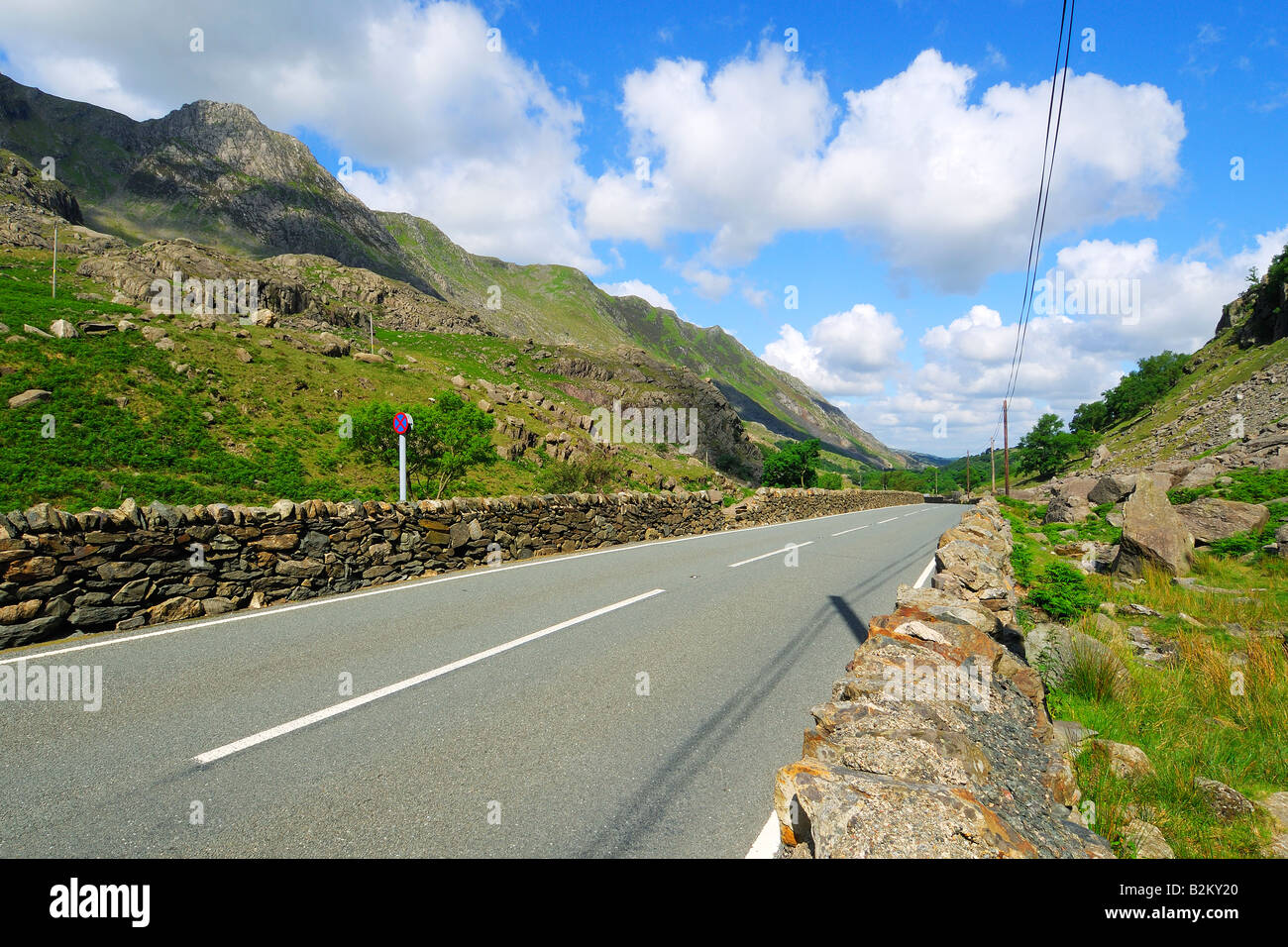 L'A4086 grâce à Llanberis Pass en Gwynedd au nord du Pays de Galles entre Snowdon mountain range et Glyderau Banque D'Images