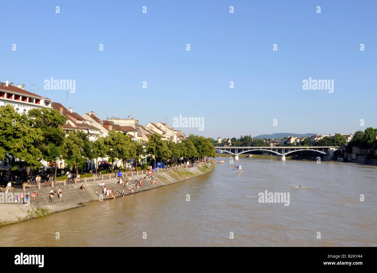 Voir d'une vue sur le Rhin vu depuis un pont à Bâle, Suisse. Banque D'Images