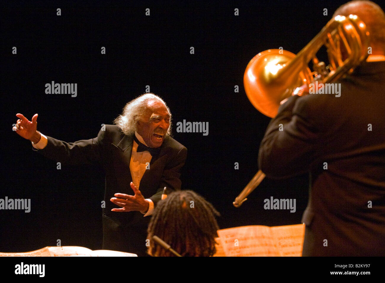 Le GERALD WILSON préformes orchestre lors du 50ème anniversaire du festival de jazz de Monterey Monterey Californie Banque D'Images