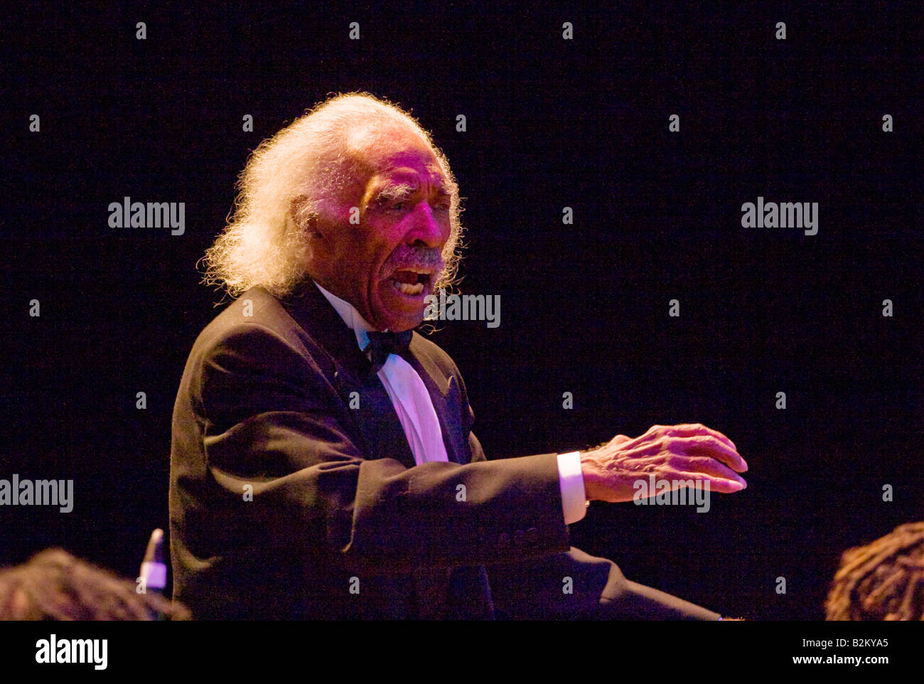 Le GERALD WILSON préformes orchestre lors du 50ème anniversaire du festival de jazz de Monterey Monterey Californie Banque D'Images