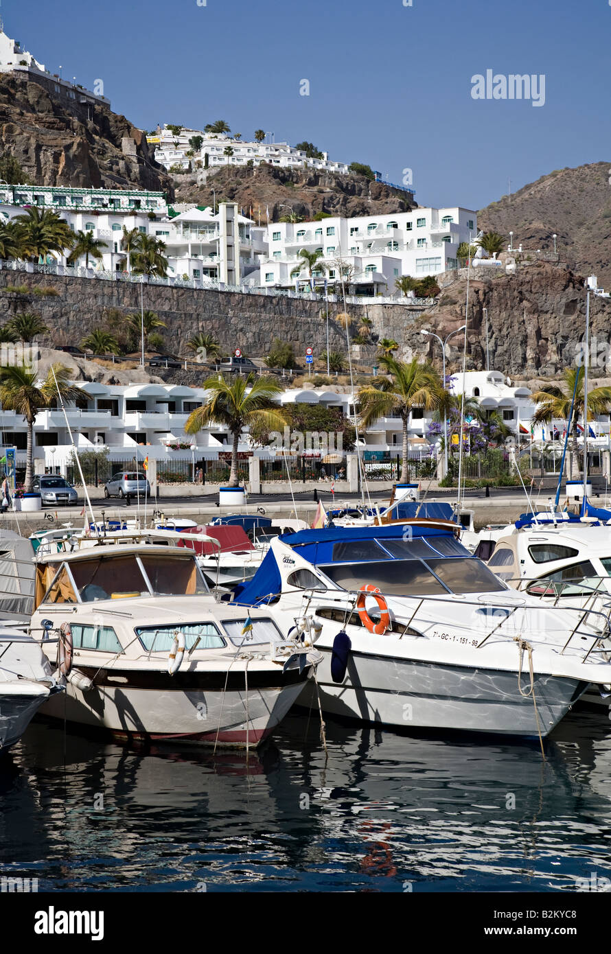 Bateaux dans marina avec appartements sur hill Porto Rico Gran Canaria Espagne Banque D'Images