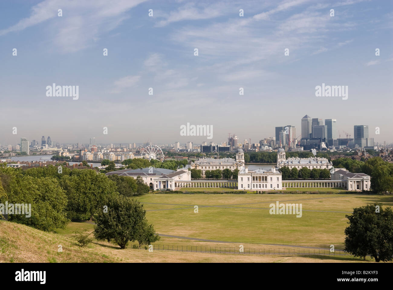 Vue depuis la colline de l'observatoire de Greenwich Park, vers la ville de Londres, Greenwich Roue au Royal Naval College et de Docklands Banque D'Images
