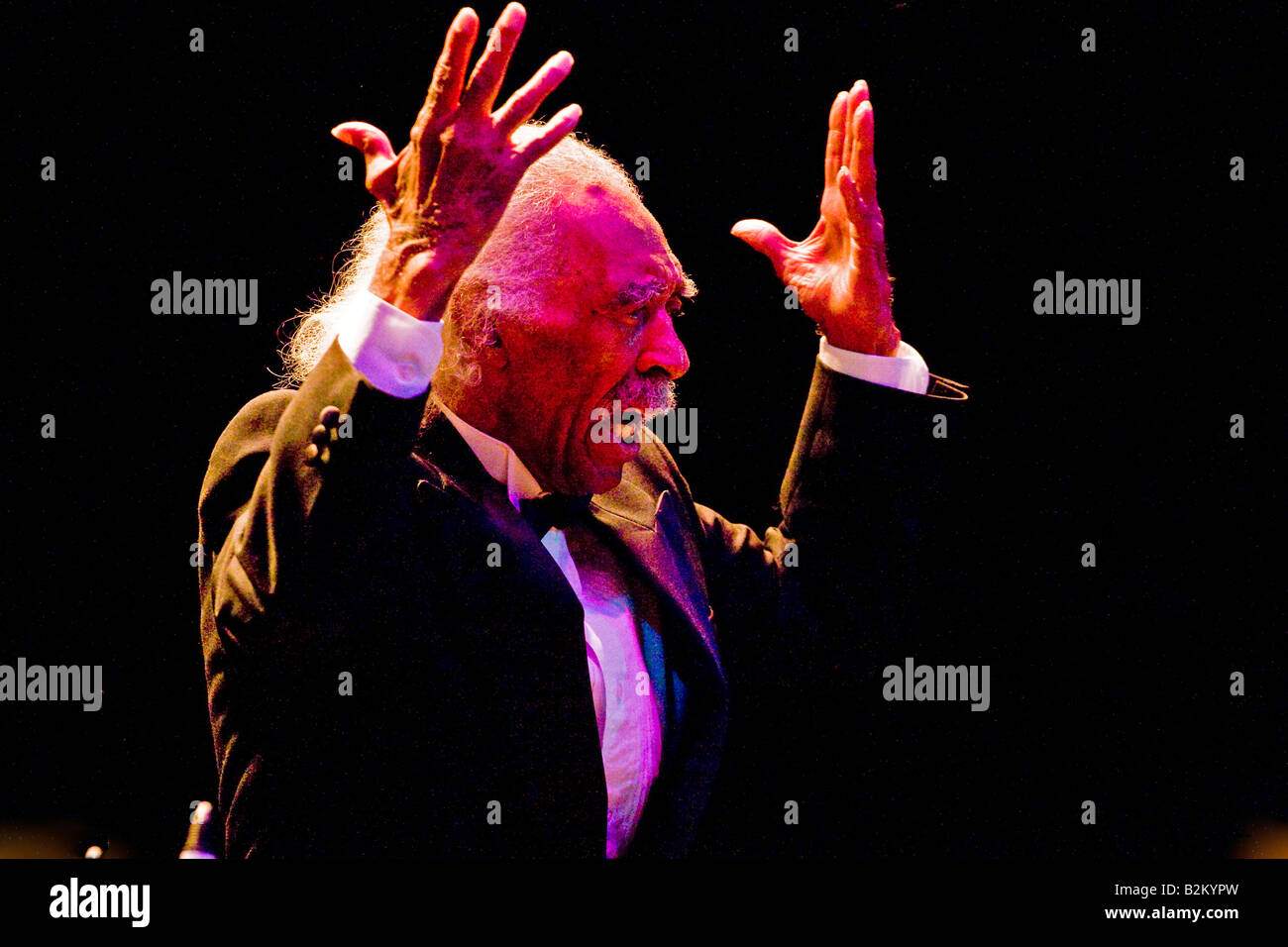 Le GERALD WILSON préformes orchestre lors du 50ème anniversaire du festival de jazz de Monterey Monterey Californie Banque D'Images