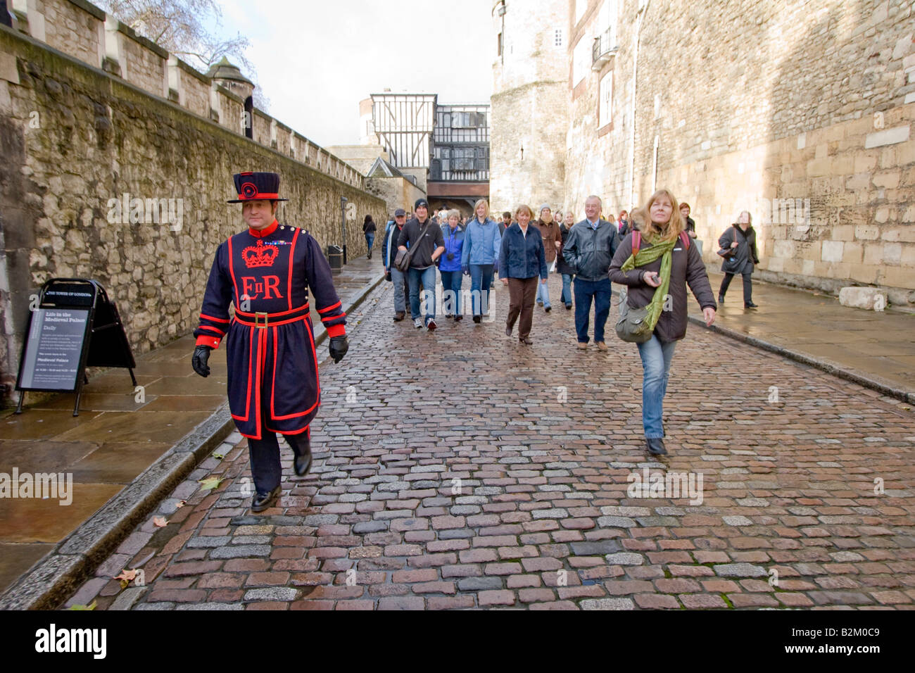 Un beefeater à la Tour de Londres à London UK 125 2007 Banque D'Images