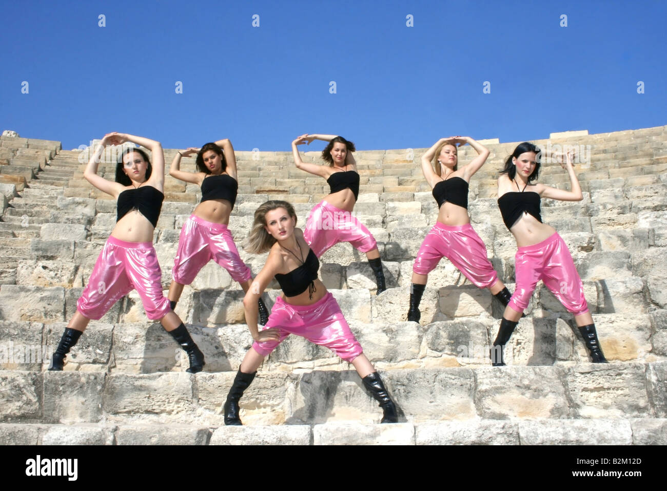 Beaux danseurs modernes sur l'ancien escalier de Kurion amphithéâtre à Chypre Banque D'Images