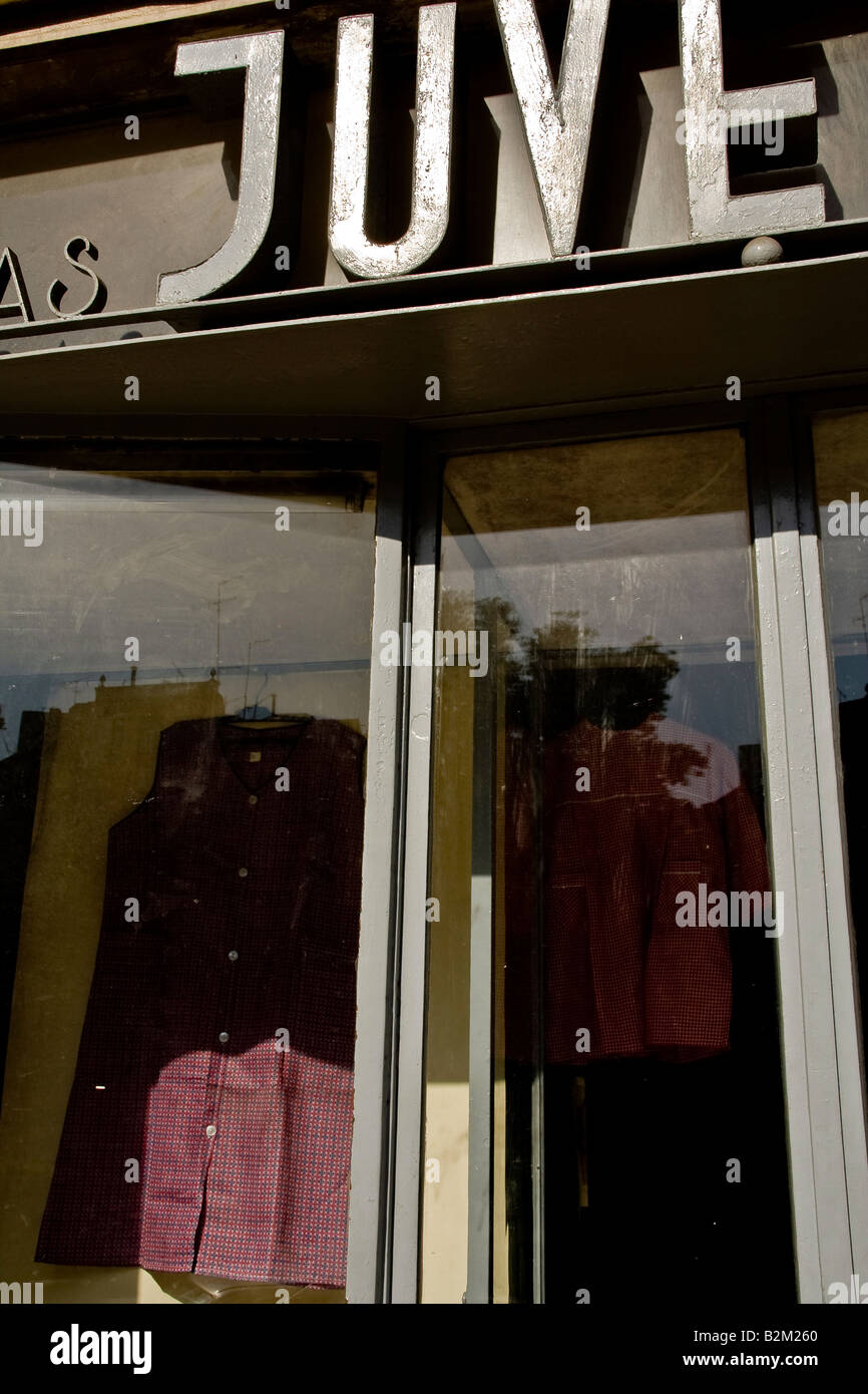 Vieux vêtements vitrine à Lisbonne Banque D'Images