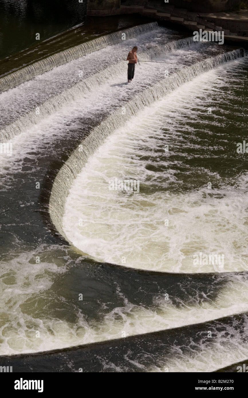 Un pêcheur solitaire de pêche Pulteney Weir, Avon, Royaume-Uni l'été 2008 Banque D'Images