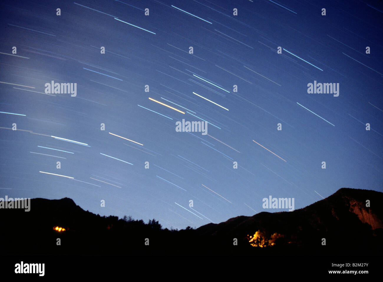 L'analyse des étoiles à travers le ciel ou est-ce que la terre tourner dans cette longue exposition à Big Bend National Park Banque D'Images