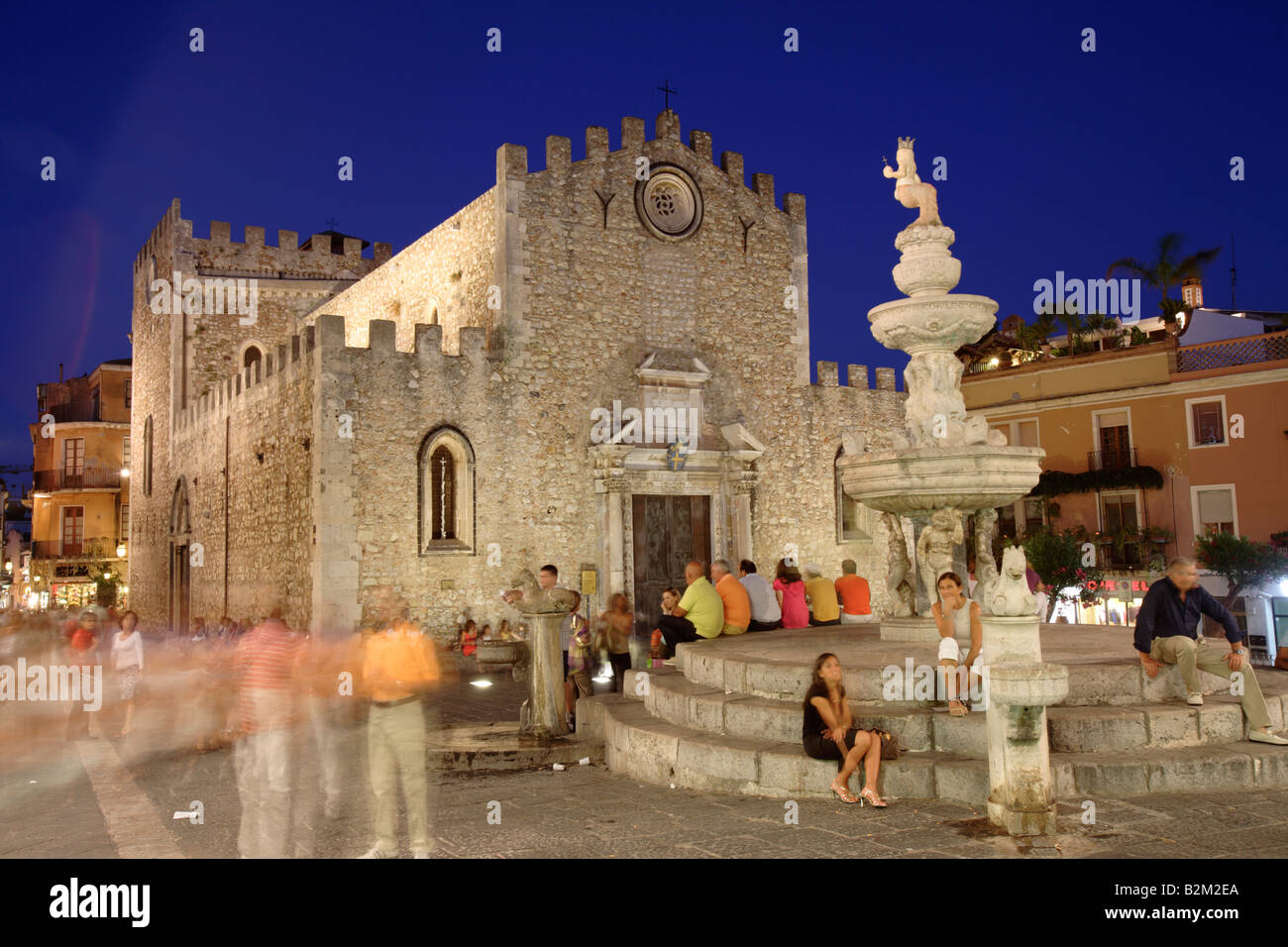 L'église de San Nicola, la Piazza del Duomo, avec la fontaine baroque, Taormina, Sicile, Italie Banque D'Images