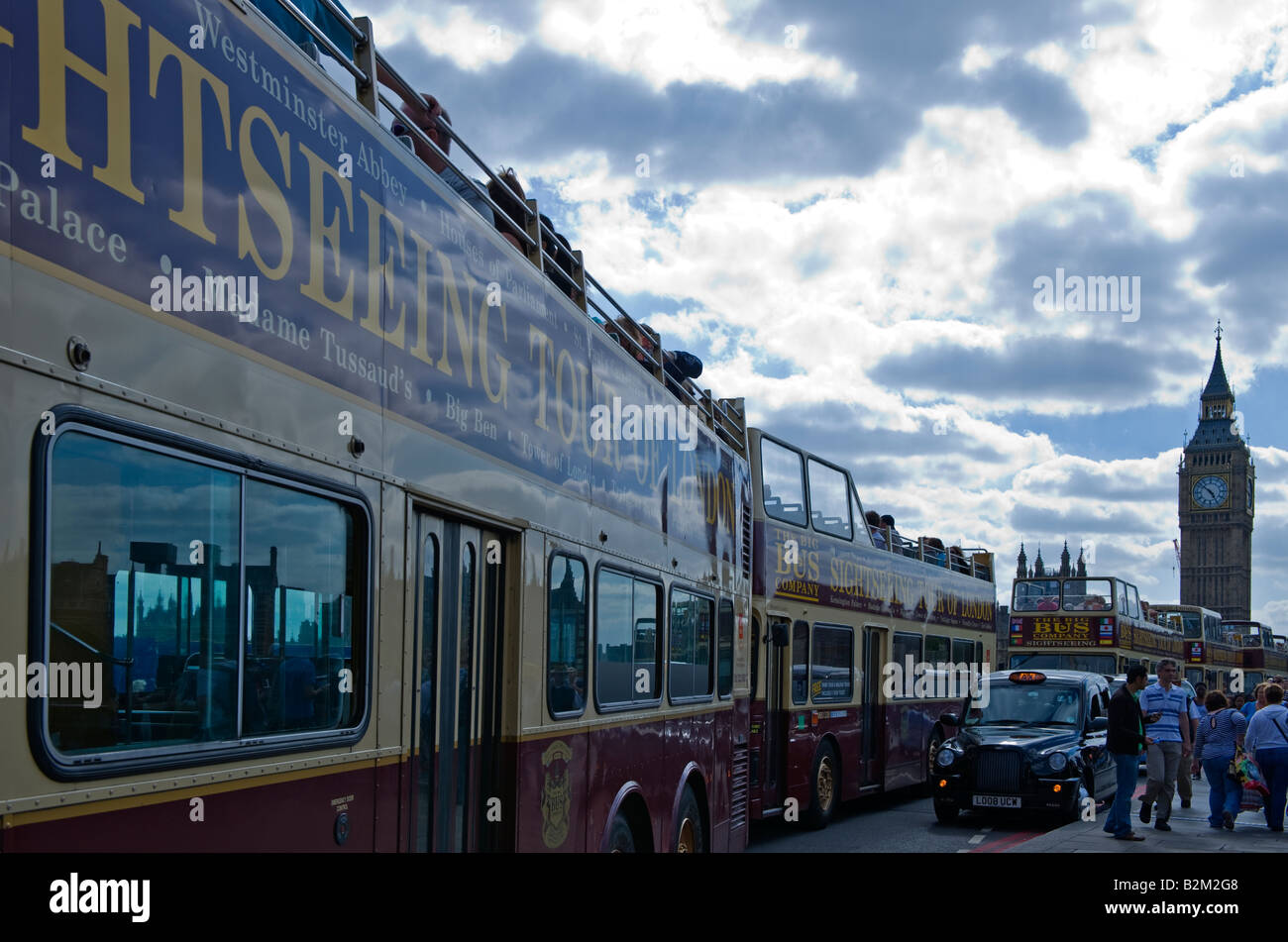 Les touristes sur Westminster Bridge London Banque D'Images