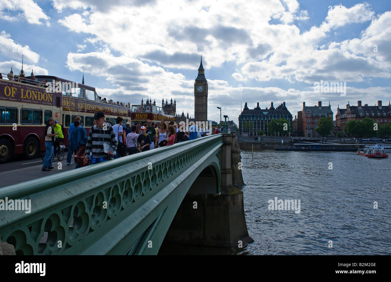 Les touristes sur Westminster Bridge London Banque D'Images