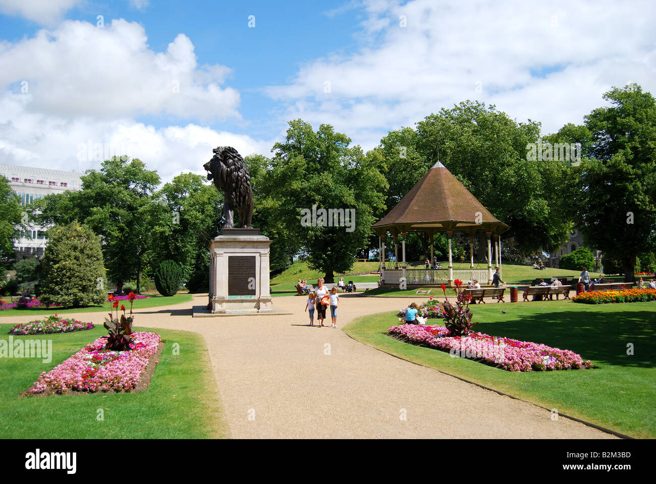 Statue de lion et kiosque à musique, Forbury Gardens, Reading, Berkshire, Angleterre, Royaume-Uni Banque D'Images