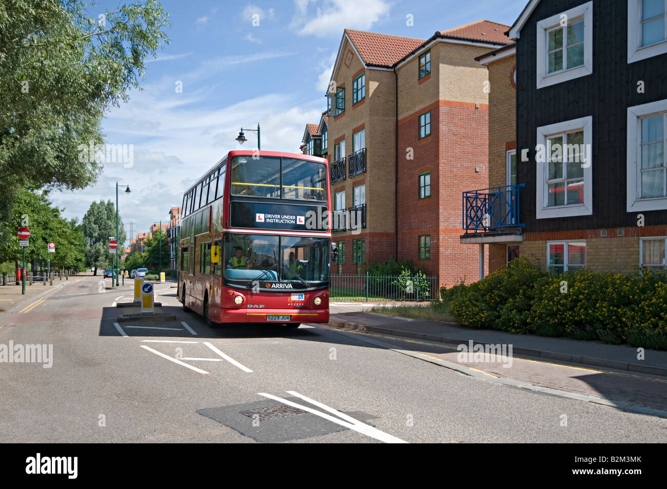 Chauffeur de bus sous instruction Enfield Royaume-uni Island Village Banque D'Images