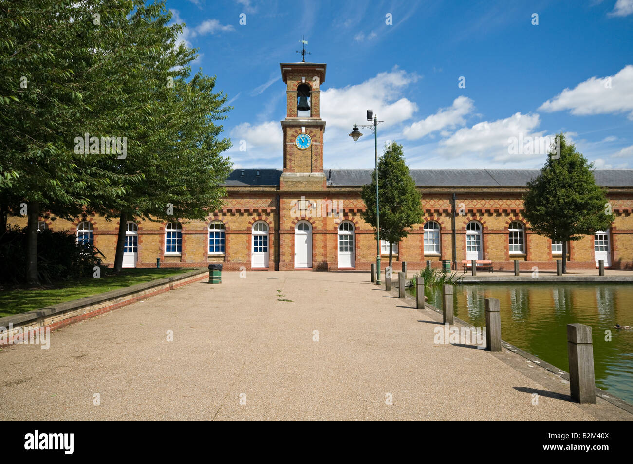 L'ancienne salle des machines et la Tour de l'horloge de l'ancienne usine de petit calibre Royal RSAF Enfield UK Banque D'Images