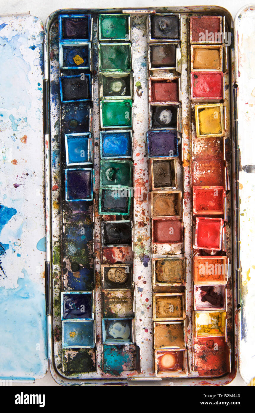 Peintures aquarelles colorées disposées dans une palette offrant l'inspiration pour la créativité artistique Banque D'Images