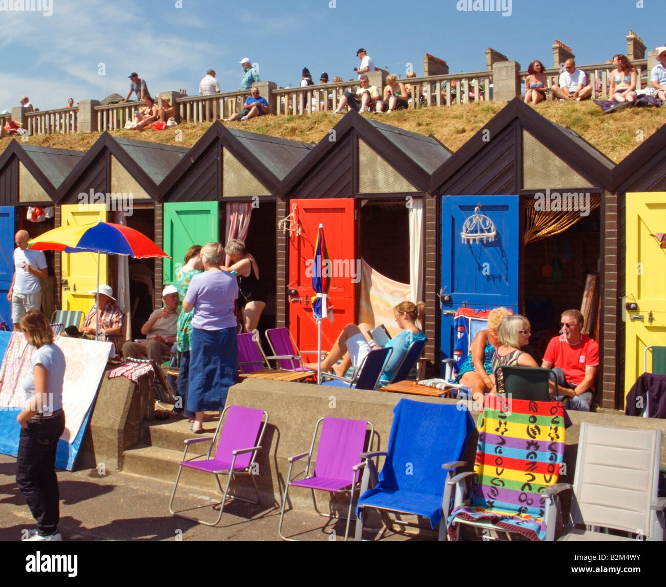 Cabanes de plage et scène balnéaire animée, Lowestoft, Suffolk, Angleterre, Royaume-Uni Banque D'Images