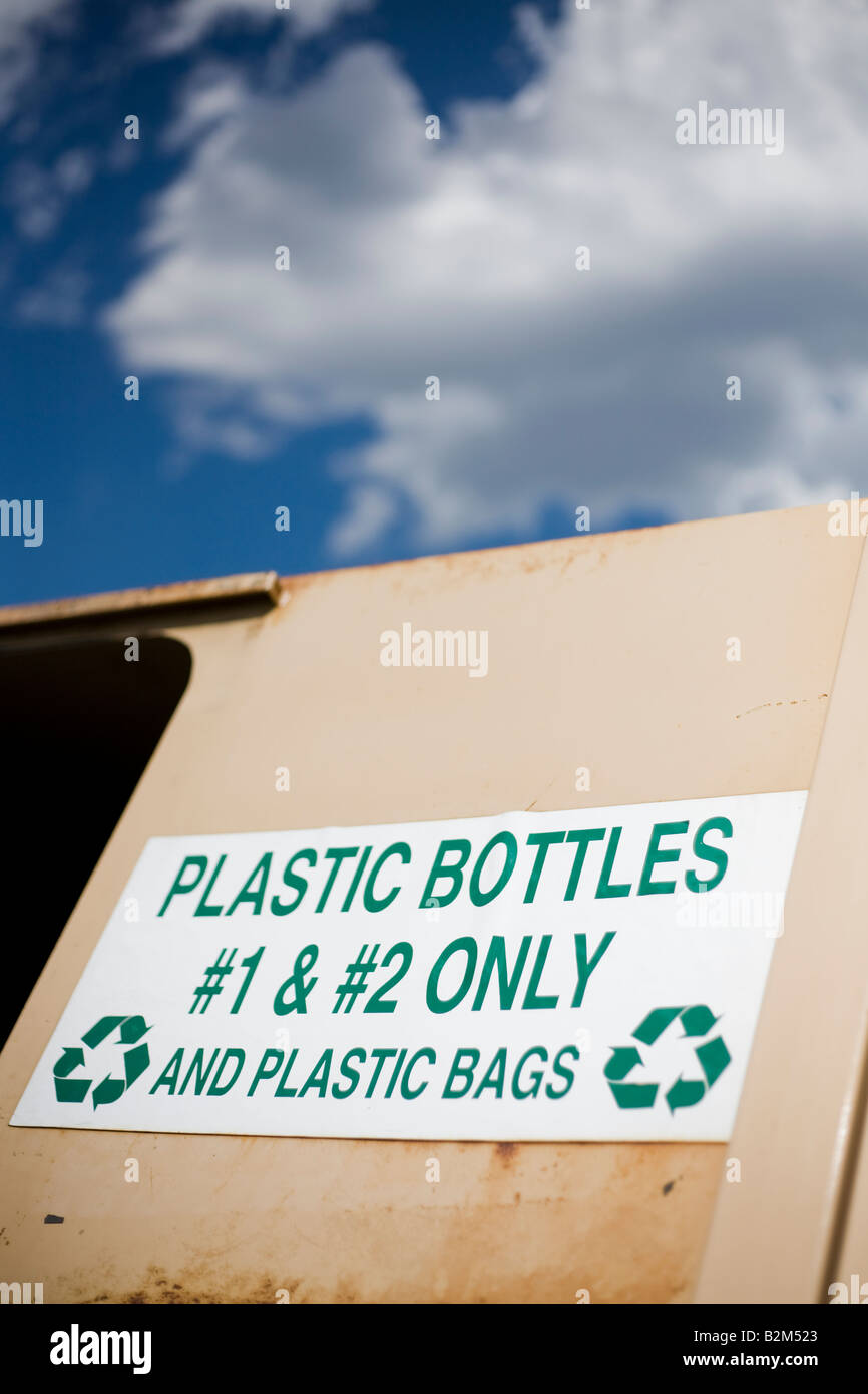 Bac de recyclage de bouteilles en plastique sur une journée ensoleillée avec des nuages blancs dans l'arrière-plan. Banque D'Images