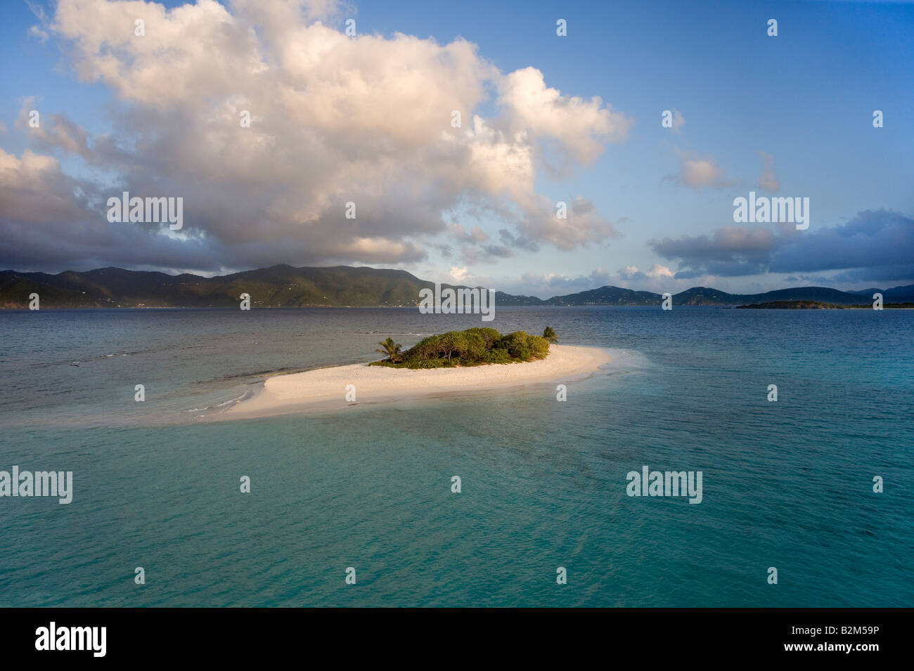 La petite île déserte de Sandy Spit British West Indies c'est une rare vue de l'île surpeuplée normalement Banque D'Images
