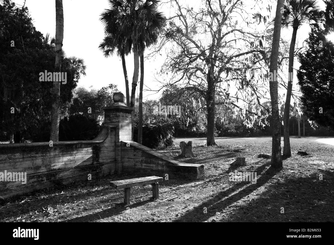 Banc EN BOIS PAR L'entrée des ruines de l'hôtel particulier DORMEUR SUR CUMBERLAND ISLAND USA GEORGISA Banque D'Images