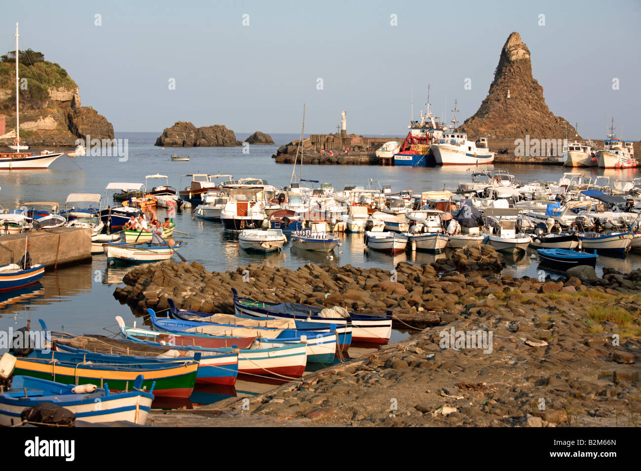 Le petit port d'Acitrezza avec le typique de piles, Aci Trezza, Sicile, Italie Banque D'Images