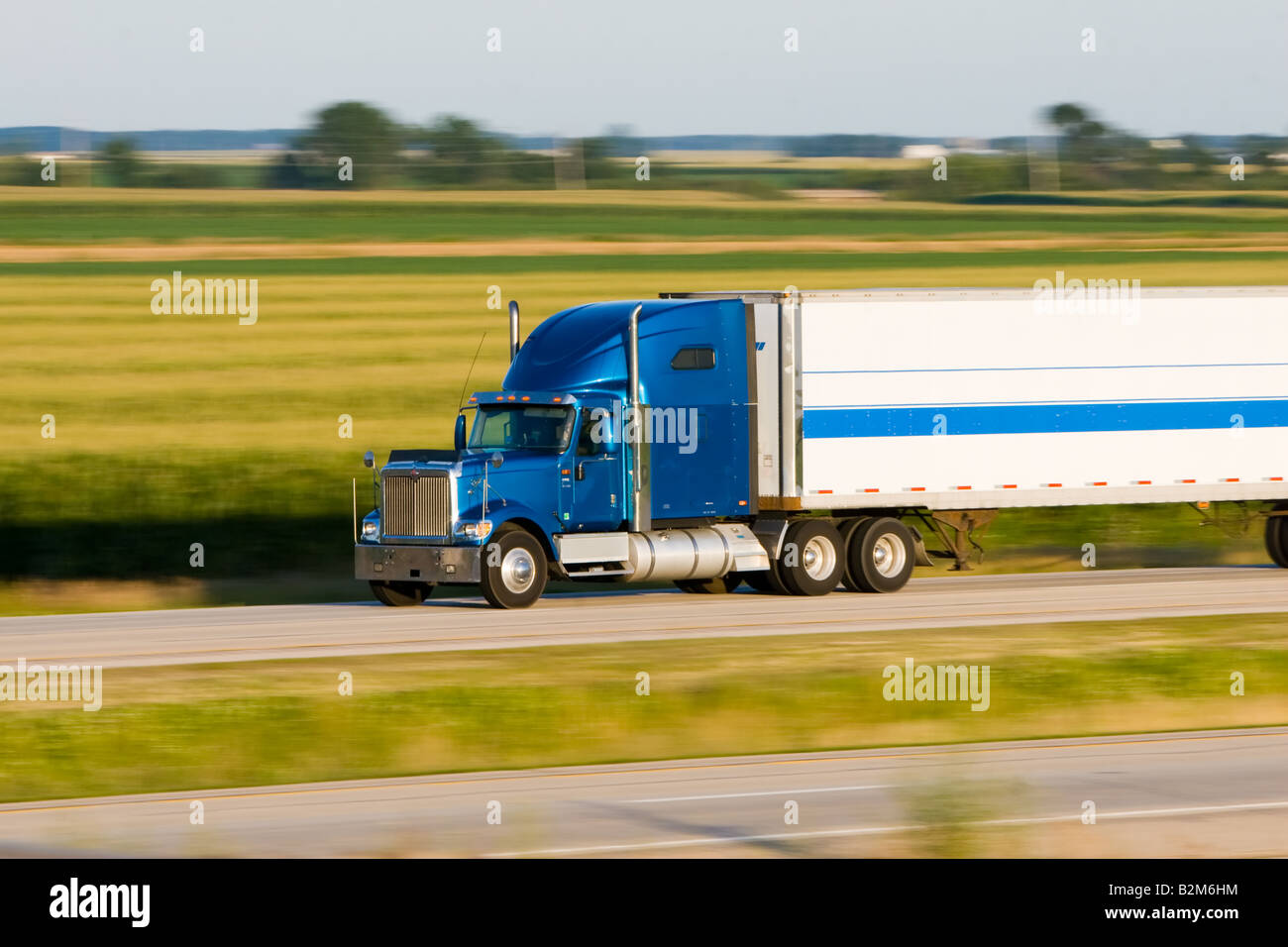 Un semi la vitesse des camions sur la route inter-états dans les régions rurales de l'Illinois. Banque D'Images