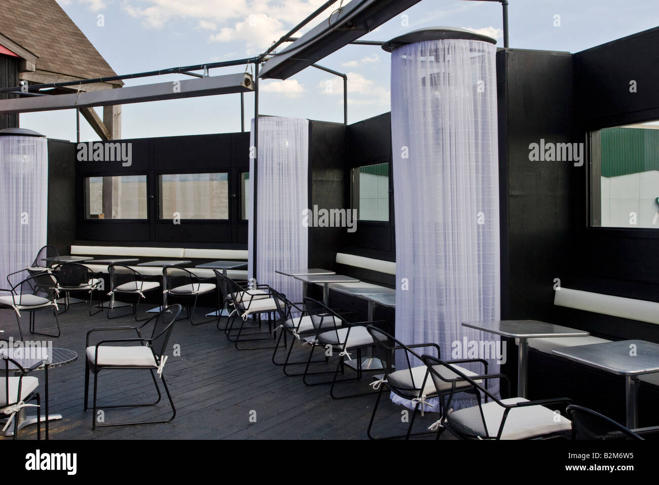 Résumé patio bar où les clients peuvent profiter de l'été nuit Banque D'Images