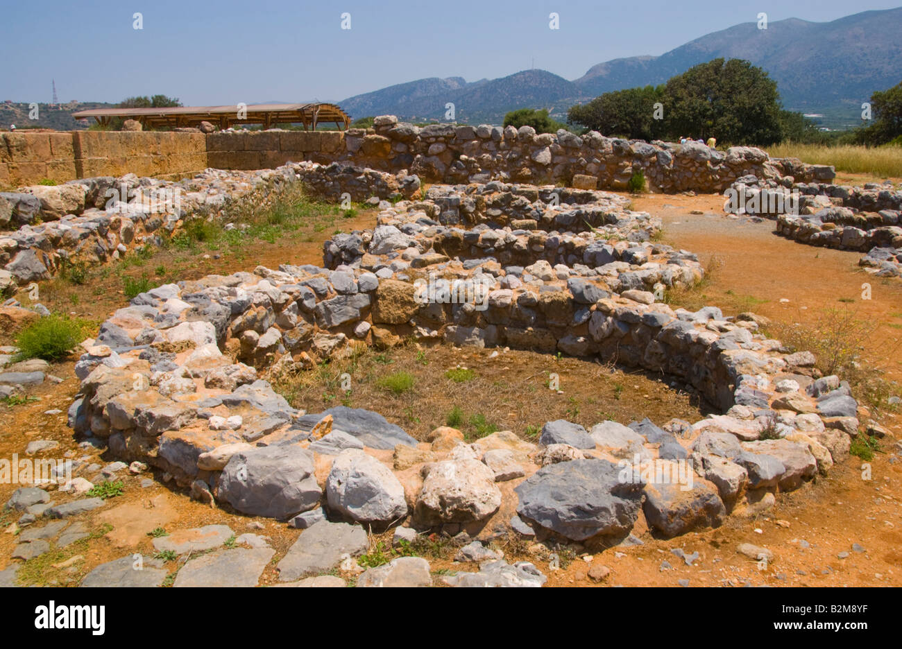 Vestiges de silos à grains circulaire au Palais Minoen détruit par l'incendie de 1450 BC à Malia sur Méditerranée grecque de Crète GR UE Banque D'Images