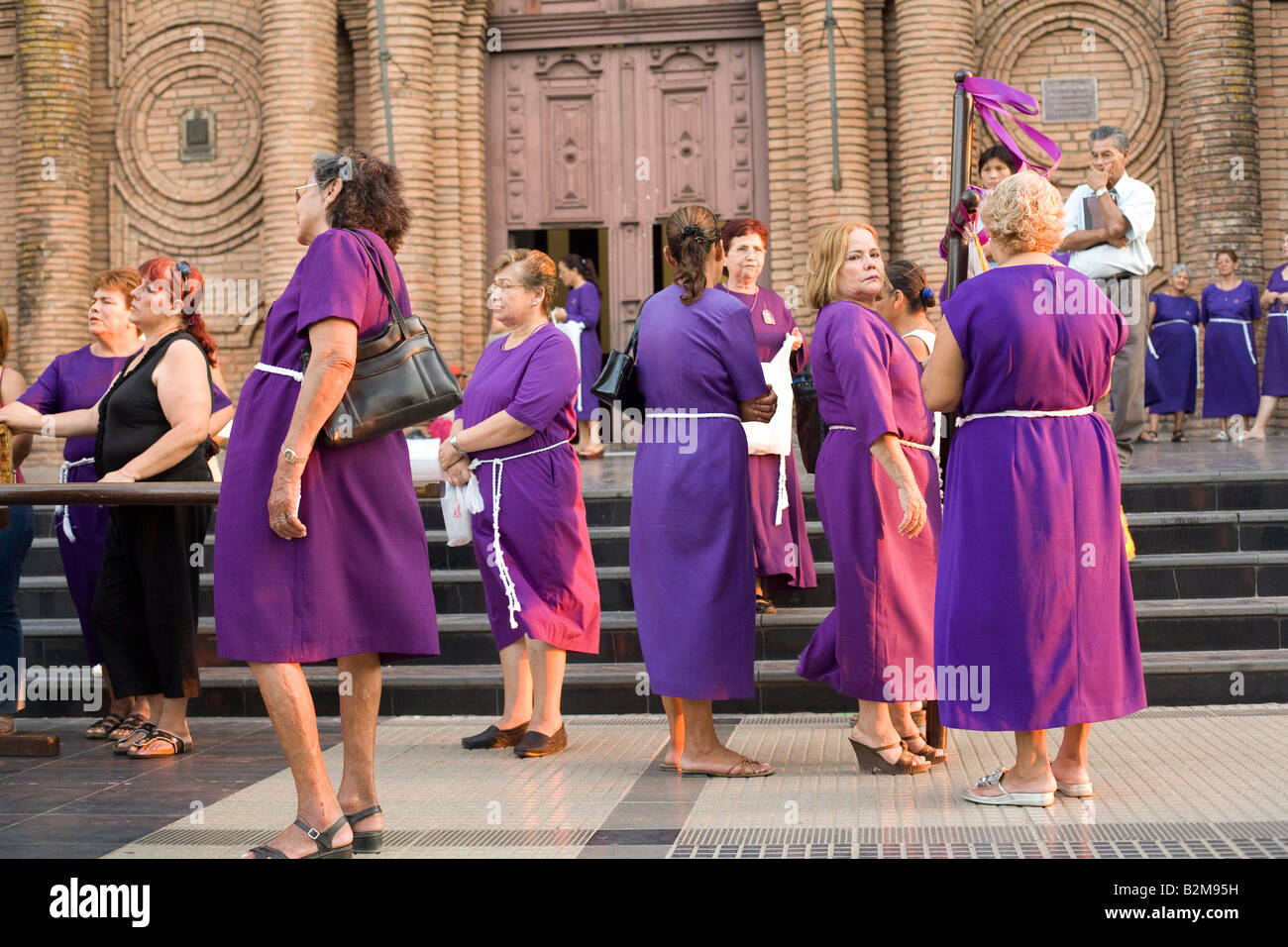 Les femmes dans la pourpre habillé pour Semana Santa à Santa Cruz, Bolivie Banque D'Images
