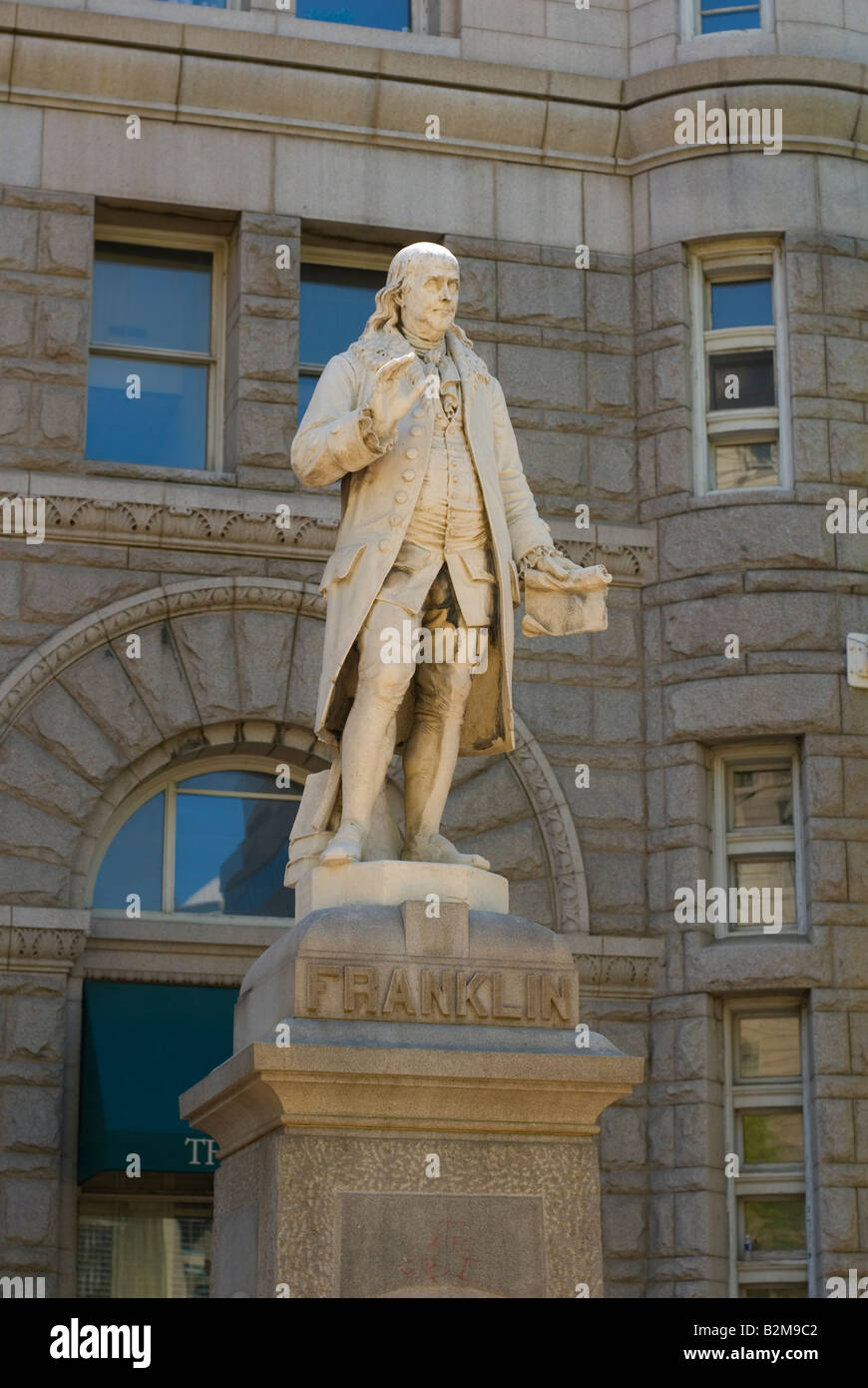 Statue de Benjamin Franklin à l'ancien bureau de poste construit en 1890 et récemment transformé en un hôtel international par Donald Trump Banque D'Images