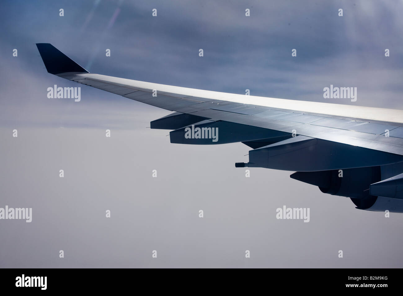 Aile gauche d'un avion à réaction Banque D'Images