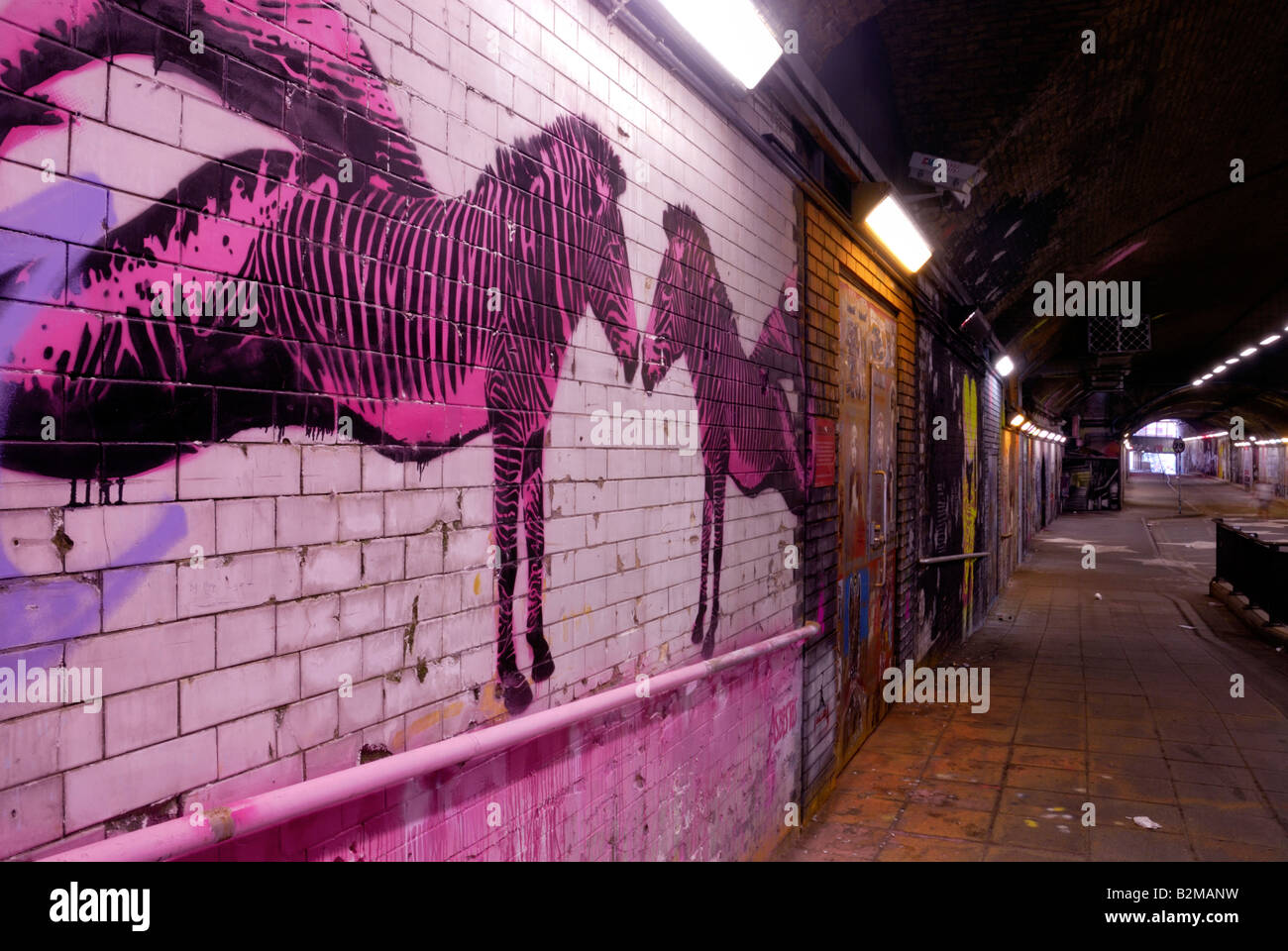 Merbra "Amour" par l'amiante - collectif Banksy, bidons, Festival "Leake Street' Tunnel, la gare de Waterloo, Londres Banque D'Images