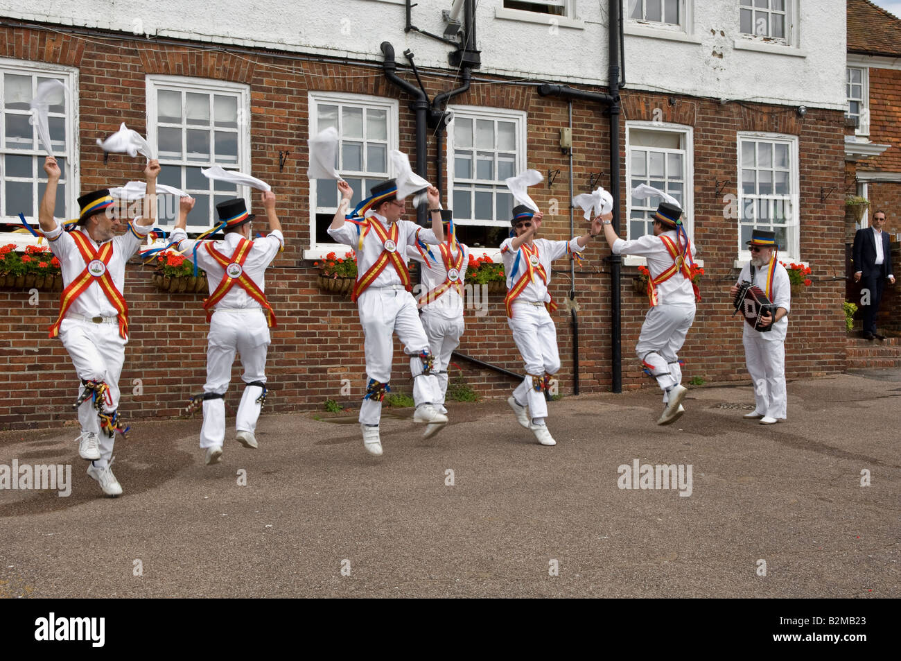 Danseurs Morris dans le plein débit à Rye dans l'East Sussex Banque D'Images