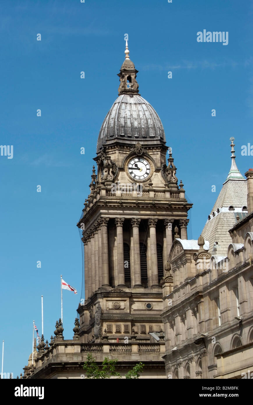 Tour de l'horloge de l'hôtel de ville de Leeds vu au-delà de la toiture du bâtiment de la bibliothèque Banque D'Images