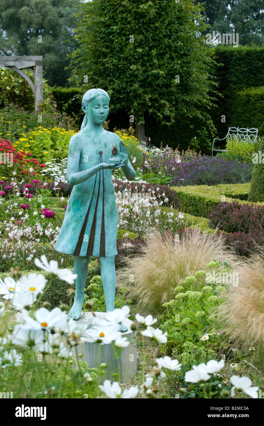 Statue de jeune fille appelée la 'lampe de la sagesse' à Waterperry Gardens, Oxfordshire, Angleterre Banque D'Images